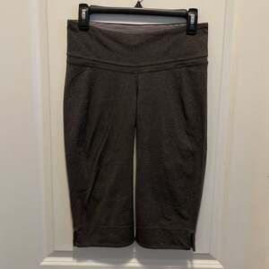 Lululemon Women's Heathered Charcoal Gray Capri Straight Leg Athletic Pants 8